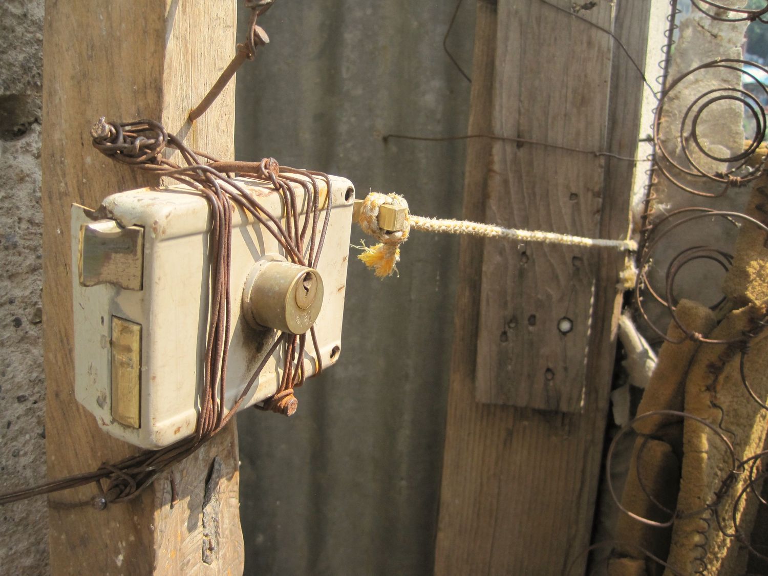 informal gate lock guatemala
